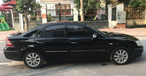 &quot;Soi&quot; xe sang Mercedes va BMW gia chi 300 trieu tai VN-Hinh-12